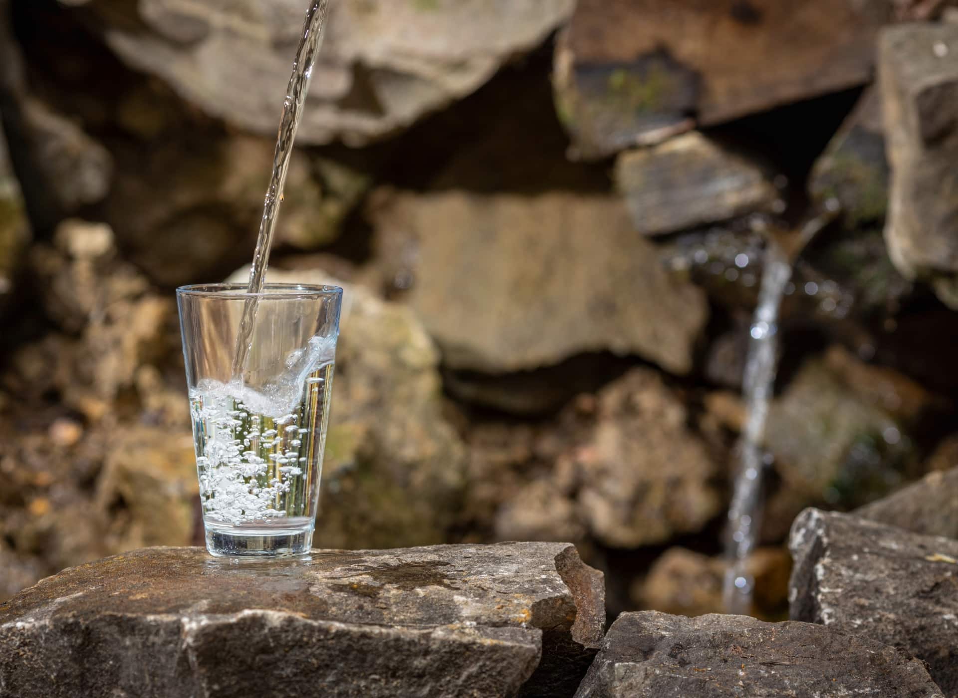 Wasserhahn mit fließendem Trinkwasser zum Thema Kontrolle und Wasserqualität