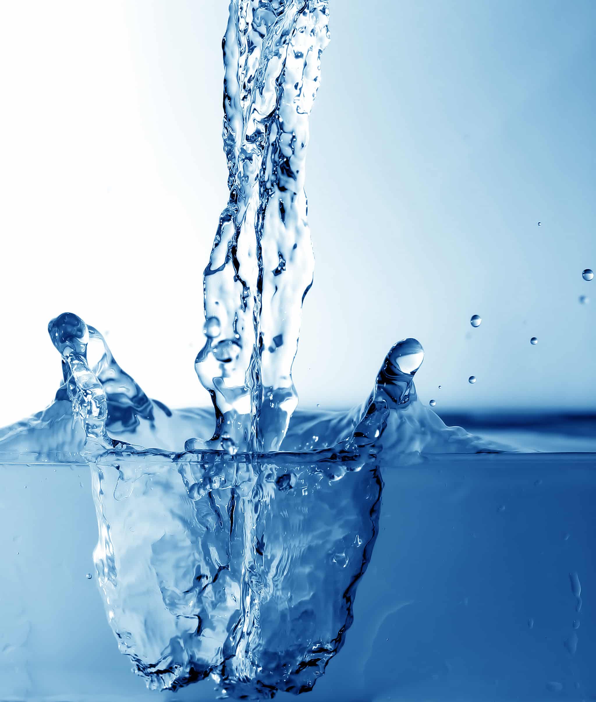 Wasser trifft auf ein Wasserbecken