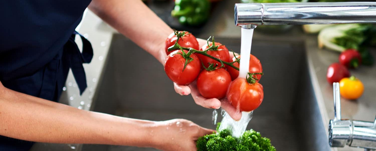 Foto von Händen die Tomaten Waschen unter fließendem Wasser